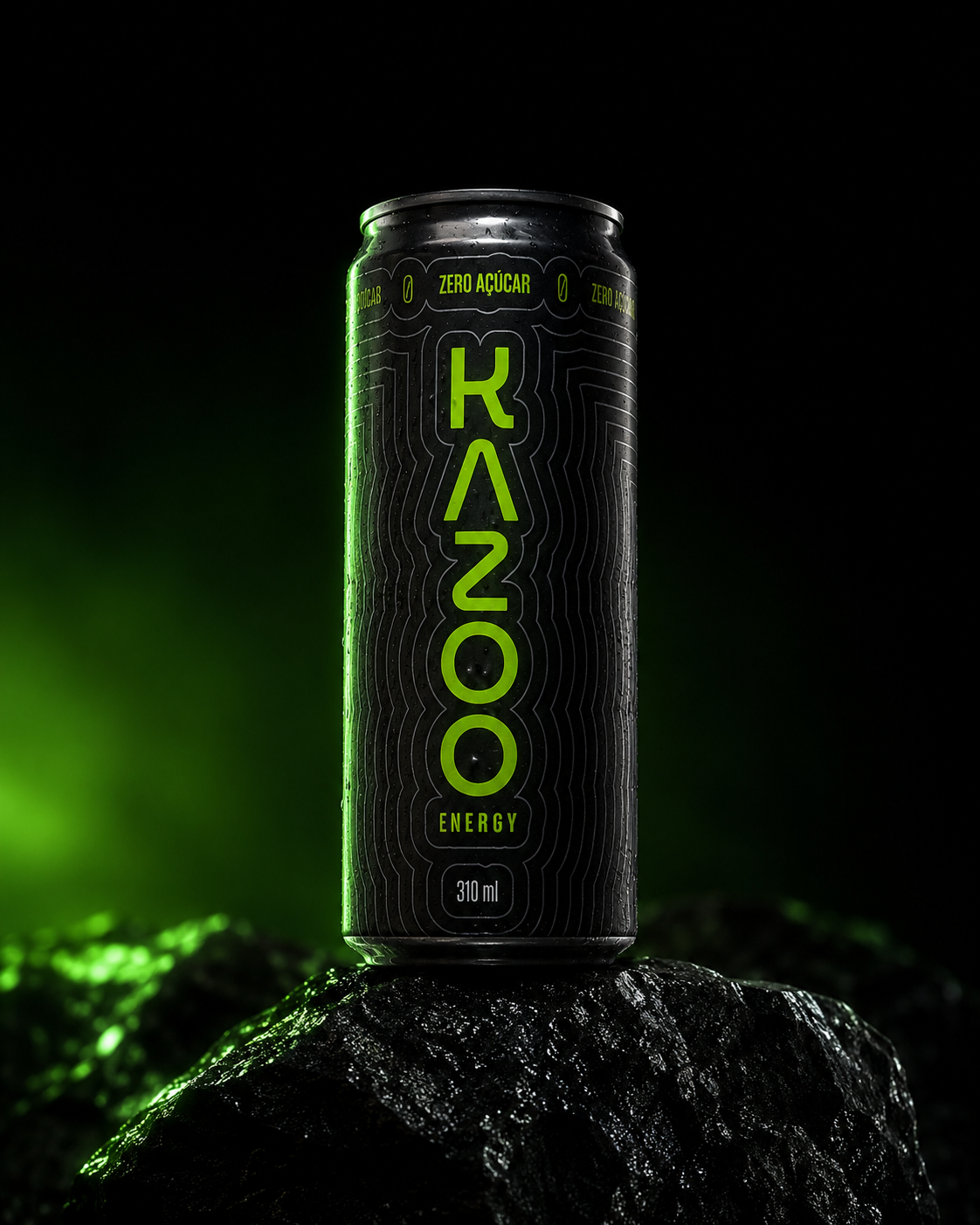 Lata preta Kazoo Energy de 310 ml com detalhes em verde